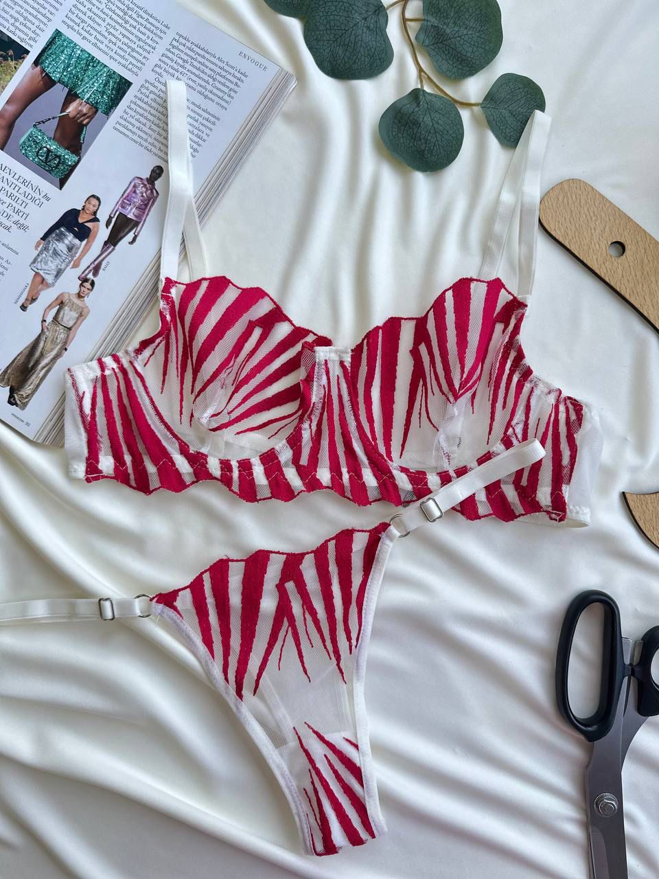 SAEVRA Red & White Elegance Set