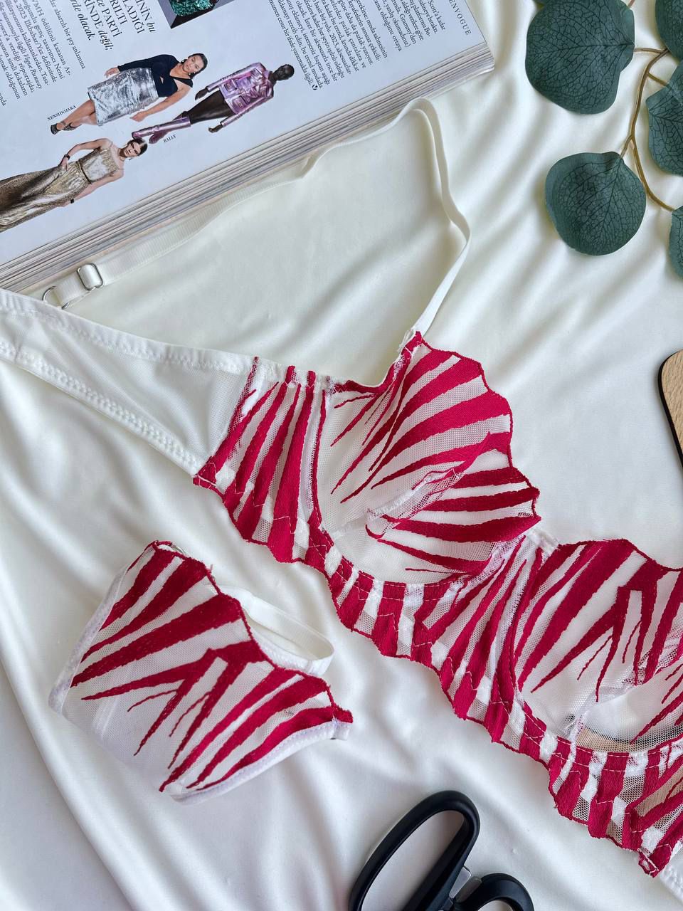 SAEVRA Red & White Elegance Set